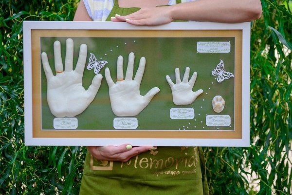 Дерево из отпечатков ладоней