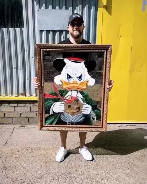 Скрудж макдак на золотом холсте