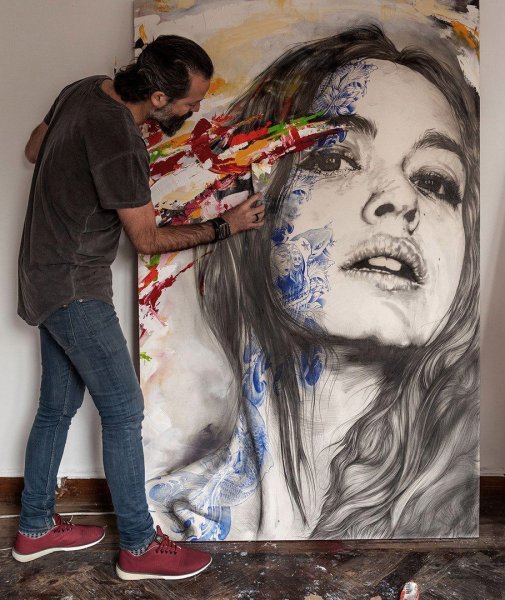 Картина на мольберте