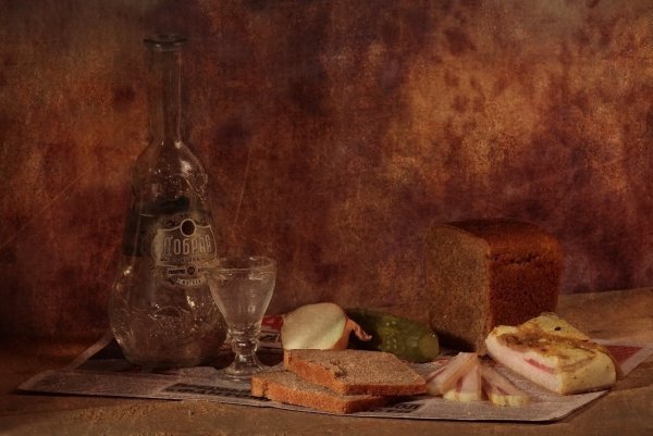 Натюрморт с водкой и закуской