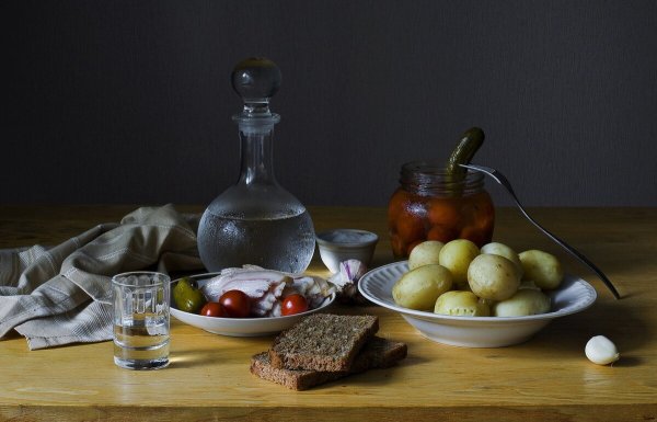 Натюрморт с водкой и закуской