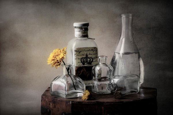 Натюрморт со стеклянной посудой