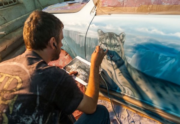 Рисование баллончиками на бумаге