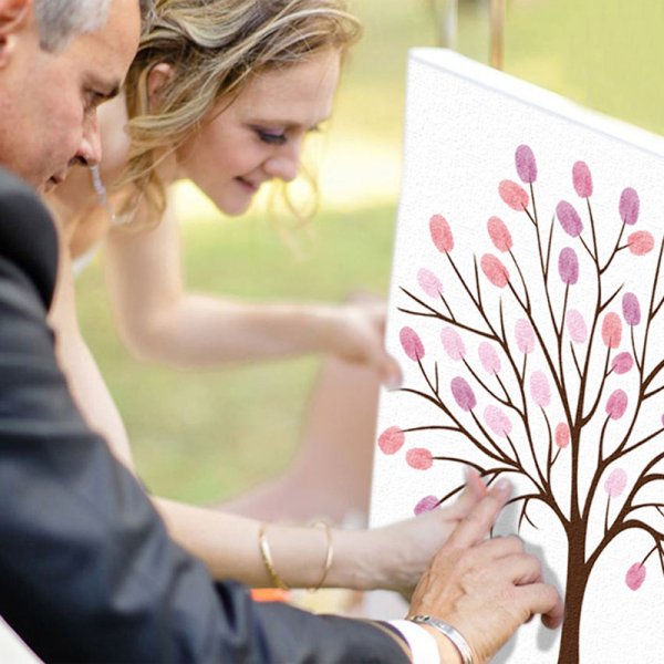 Отпечатки рук на холсте