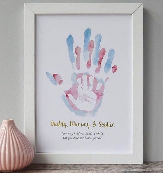 Картина с отпечатками рук