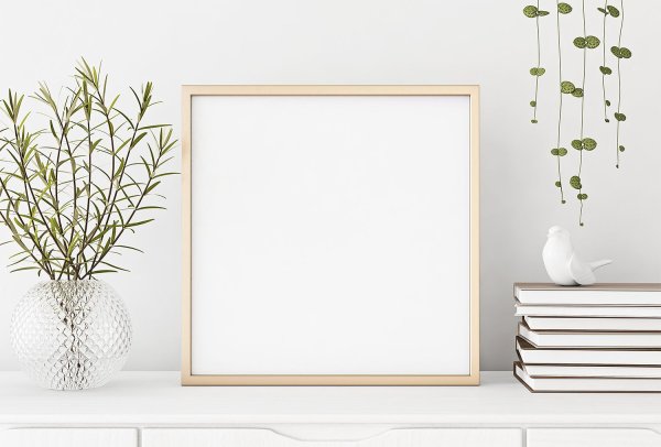 Квадратная картина в рамке на стене