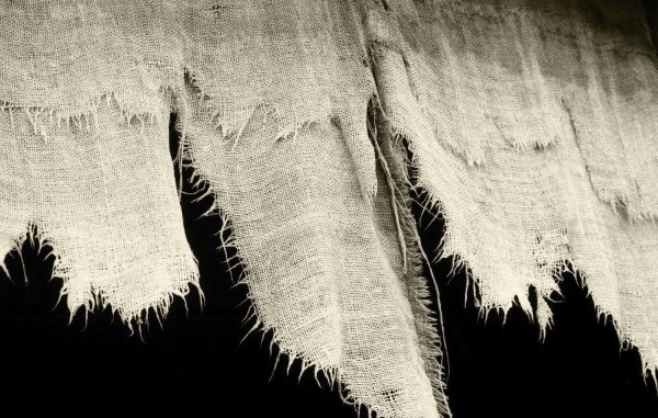 Рваный холст