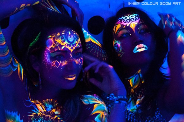 Неоновые краски на лице