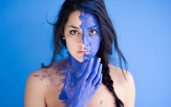 Лицо девушки в краске