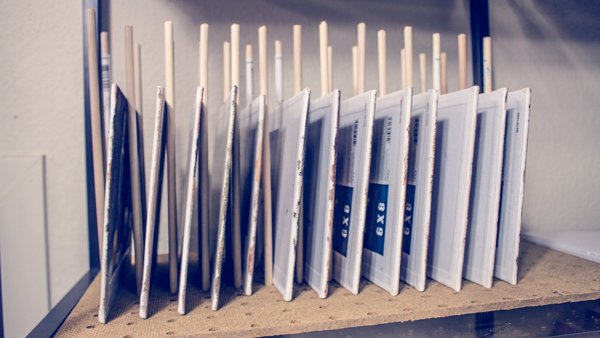 Полки для хранения картин