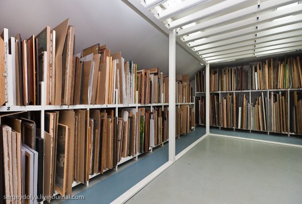 Полки для хранения картин