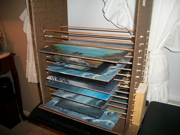 Полки для художника в мастерской