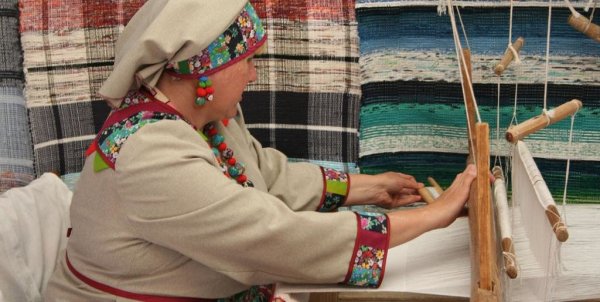 Браное Ткачество на ткацком станке