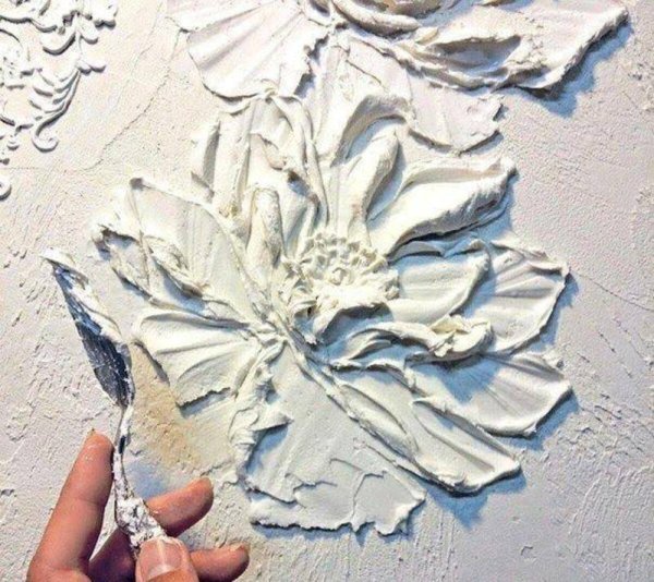 Скульптурная живопись на стене