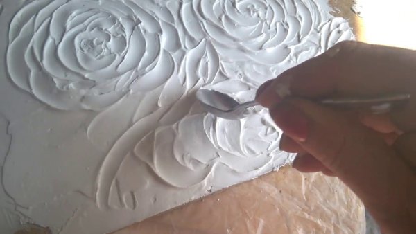 Розы на стене из шпаклевки