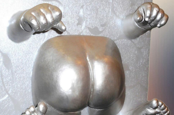 Отпечаток ягодиц на холсте