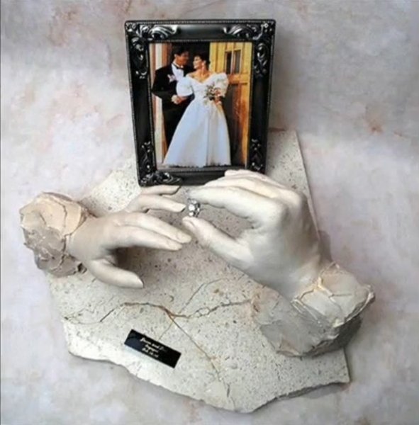 Love отпечатками рук