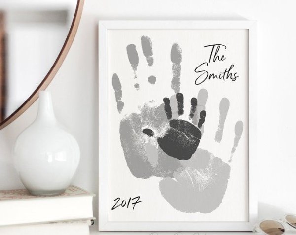 Картина с отпечатками рук