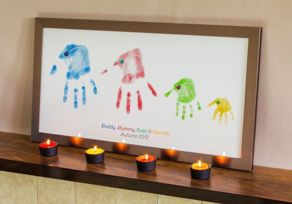 Отпечатки рук на холсте