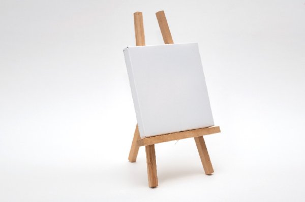 Мольберт на белом фоне