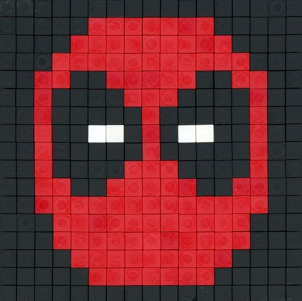 Лицо Дэдпула по клеточкам