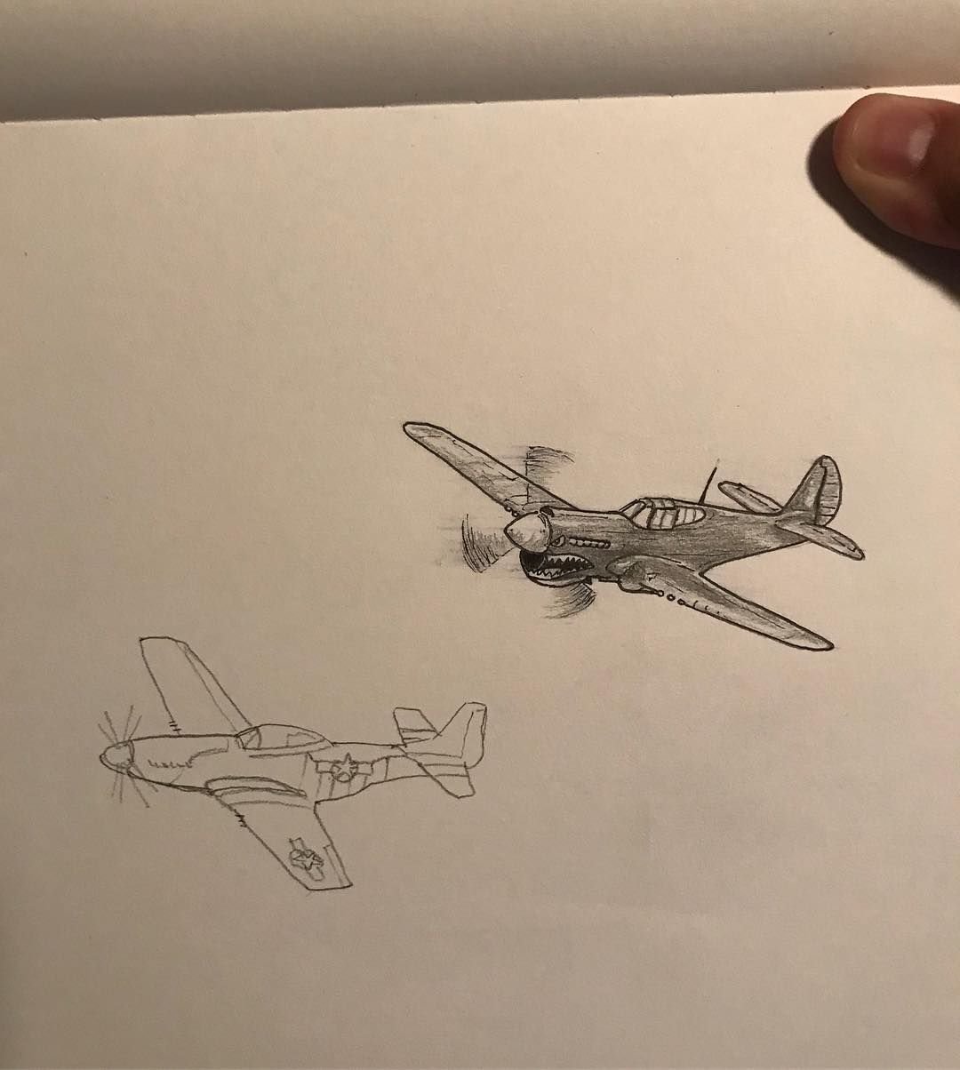 Покажи рисунки самолета. Самолет эскиз. Тату самолет эскиз. Самолет карандашом. Зарисовка самолета.