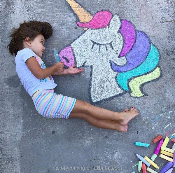 Рисование мелками на асфальте