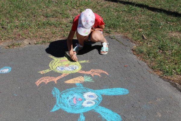Рисование мелками на асфальте
