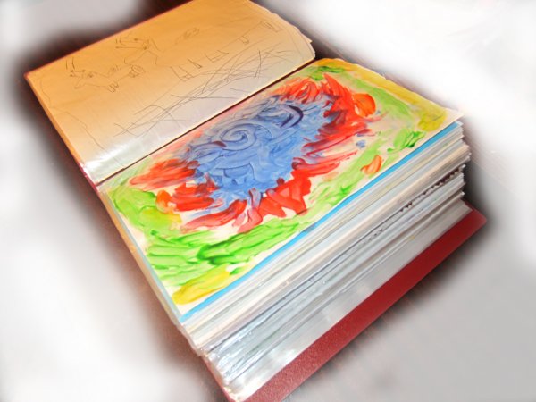 Хранить детские рисунки