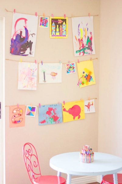 На стене выставка детских рисунков