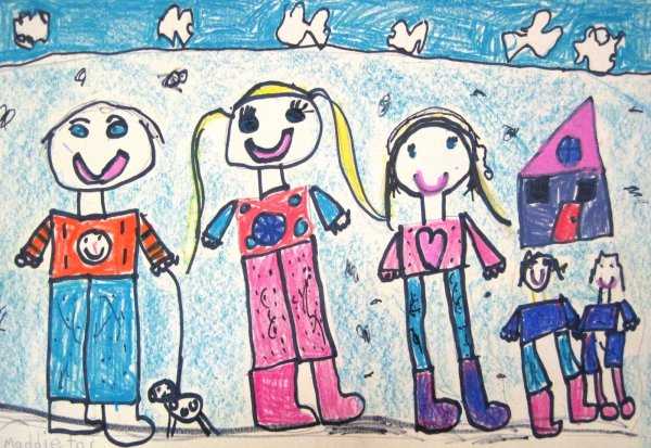 Много детских рисунков