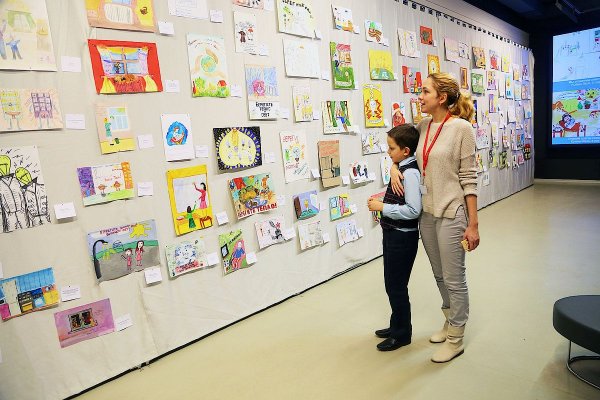 Выставка рисунков в школе