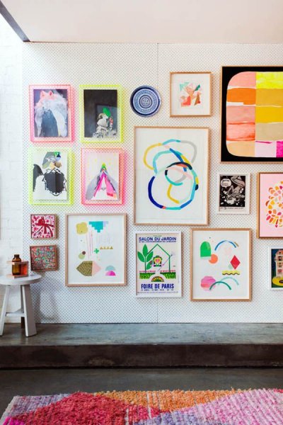 Развесить детские рисунки на стене