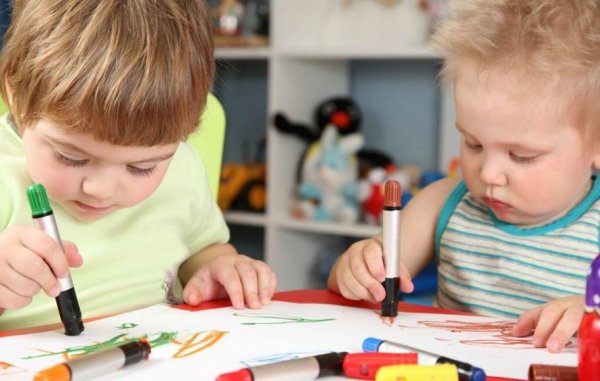 Дети рисуют