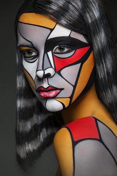 Необычный бодиарт на лице