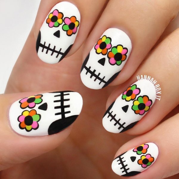 Маникюр с мексиканским черепом
