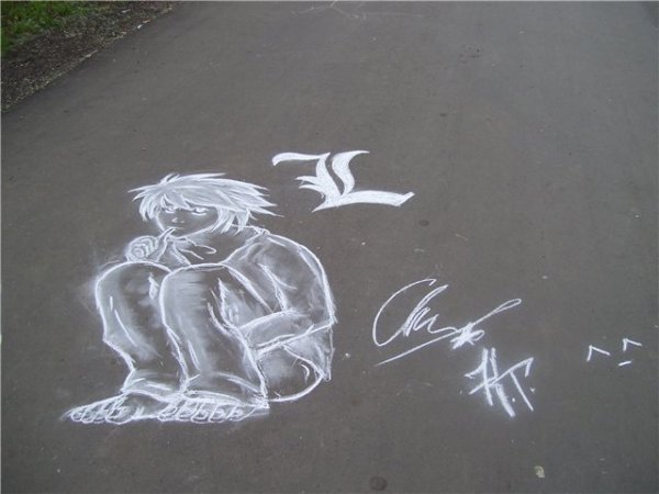 Собака мелками на асфальте