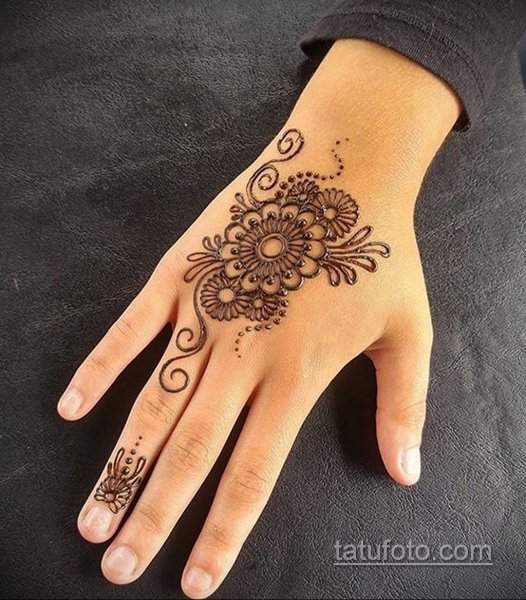 Мехенди на руке