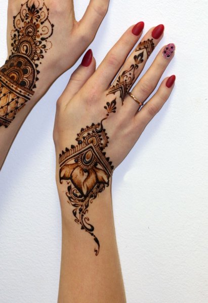 Мехенди на руке