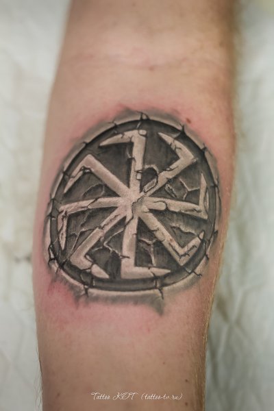 Коловрат тату на руке