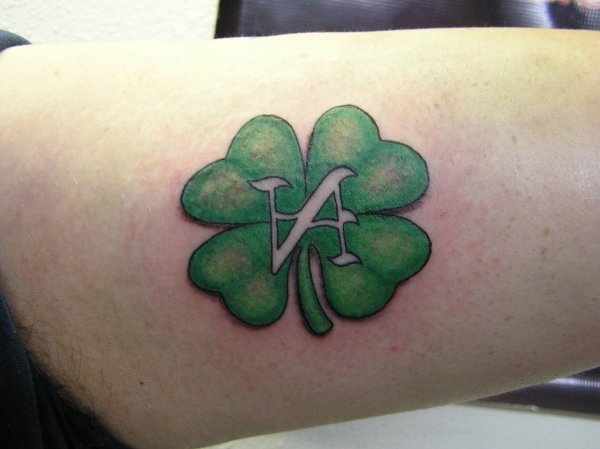 Тату Клевер четырехлистный Олд скул