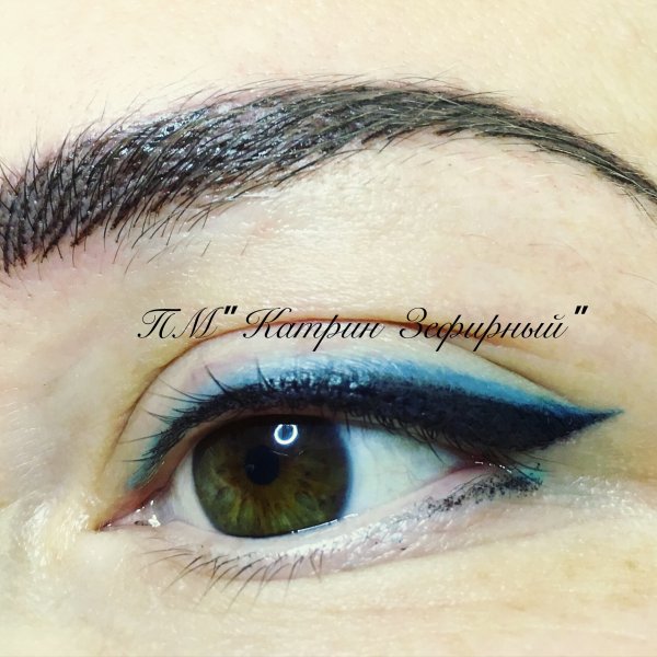 Татуаж стрелки на глазах цветные