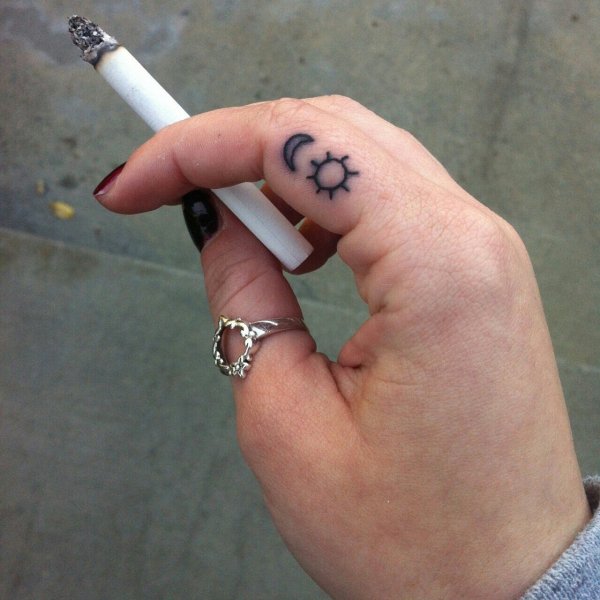 Татухи красной ручкой