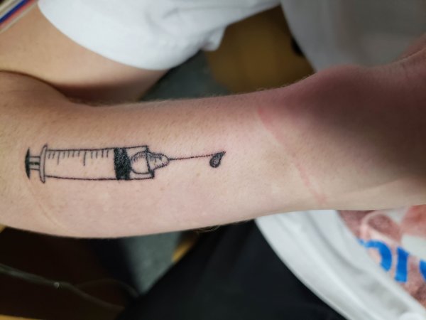 Рисунки на запястье ручкой