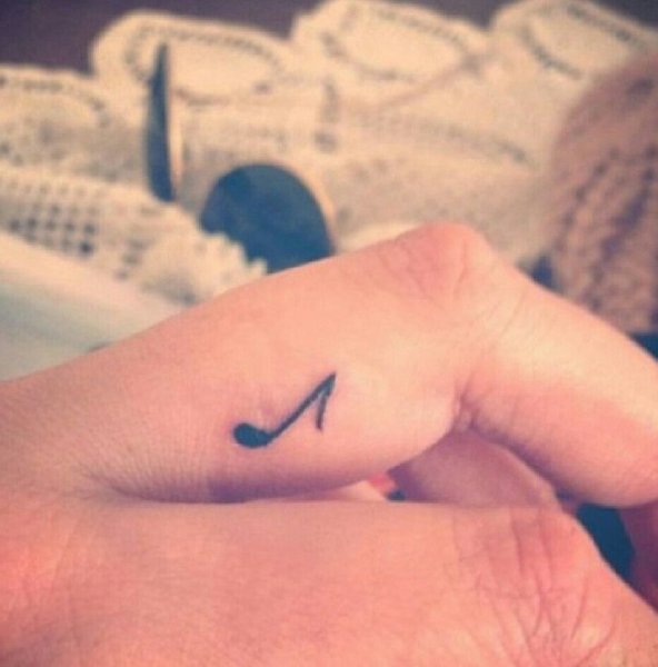 Тату иглой без машинки