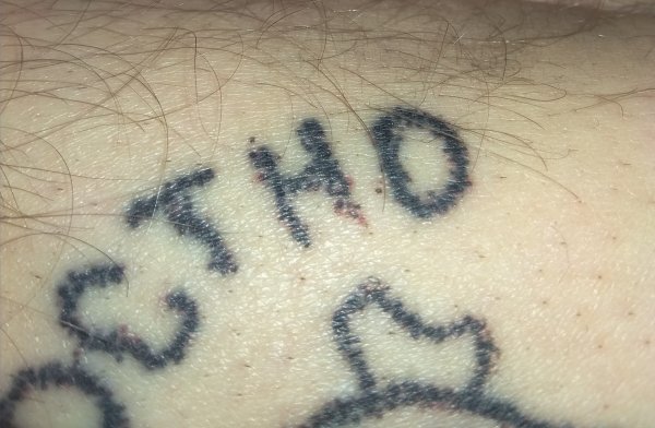 Мини тату на руке иголкой