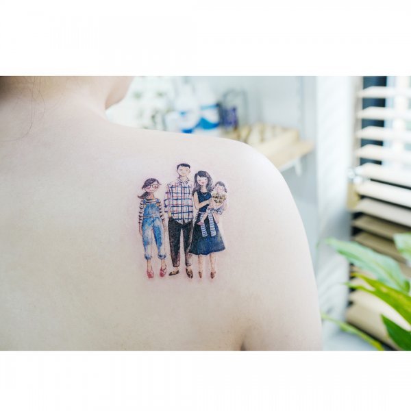 Тату с семьей людей