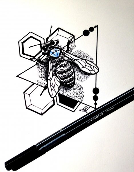 Тату пчела геометрия