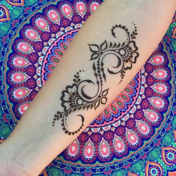 Мехенди на руке женские