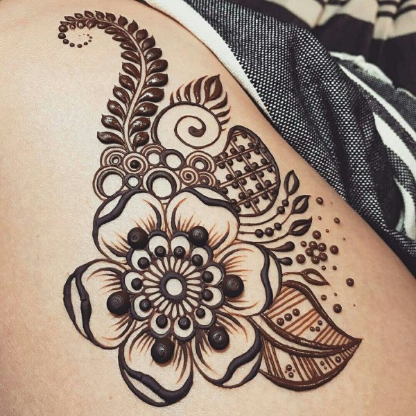 Тату цветы мехенди